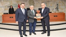 Mehmet Akif Ersoy’un hayatı, meclis üyelerine dağıtıldı