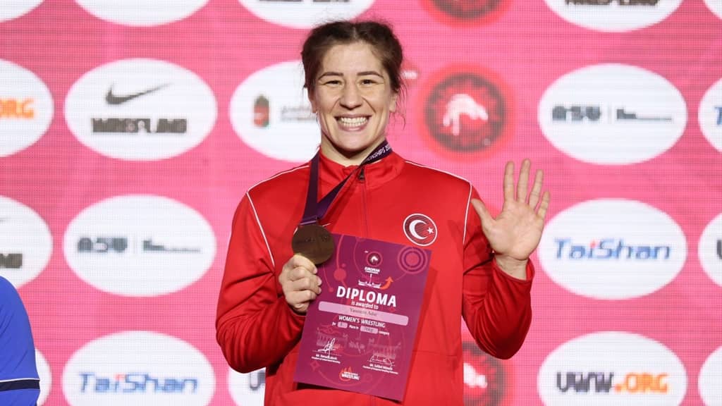 Yasemin Adar, Altın Madalyaları Beşledi