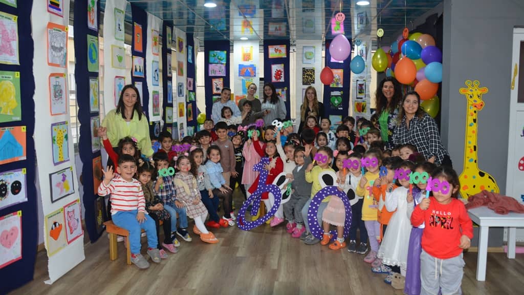 100 kitap için 100 resim yaptılar