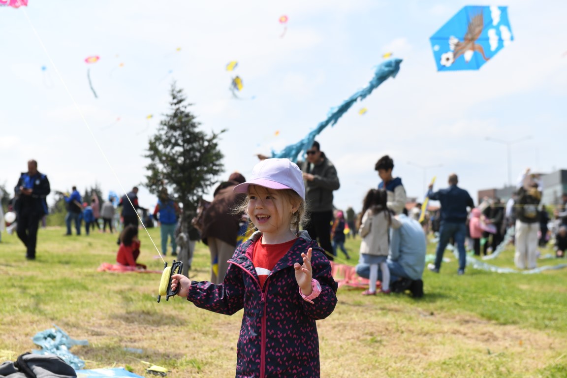 Çocuklar uçurtma şenliğinde doyasıya eğlendi