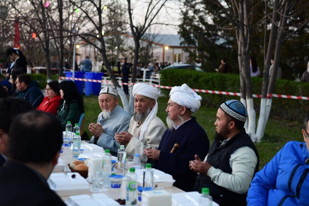 Kırgızistan’da 3 bin kişiyle sokak iftarı