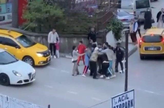 Yan bakma kavgası kamerada !