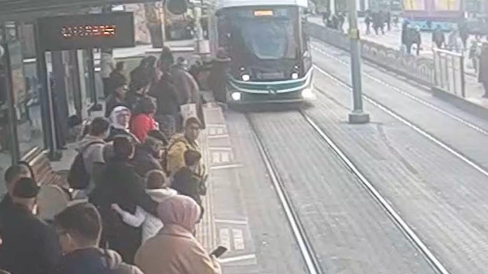 Tramvayın altında kalmaktan son anda kurtuldu