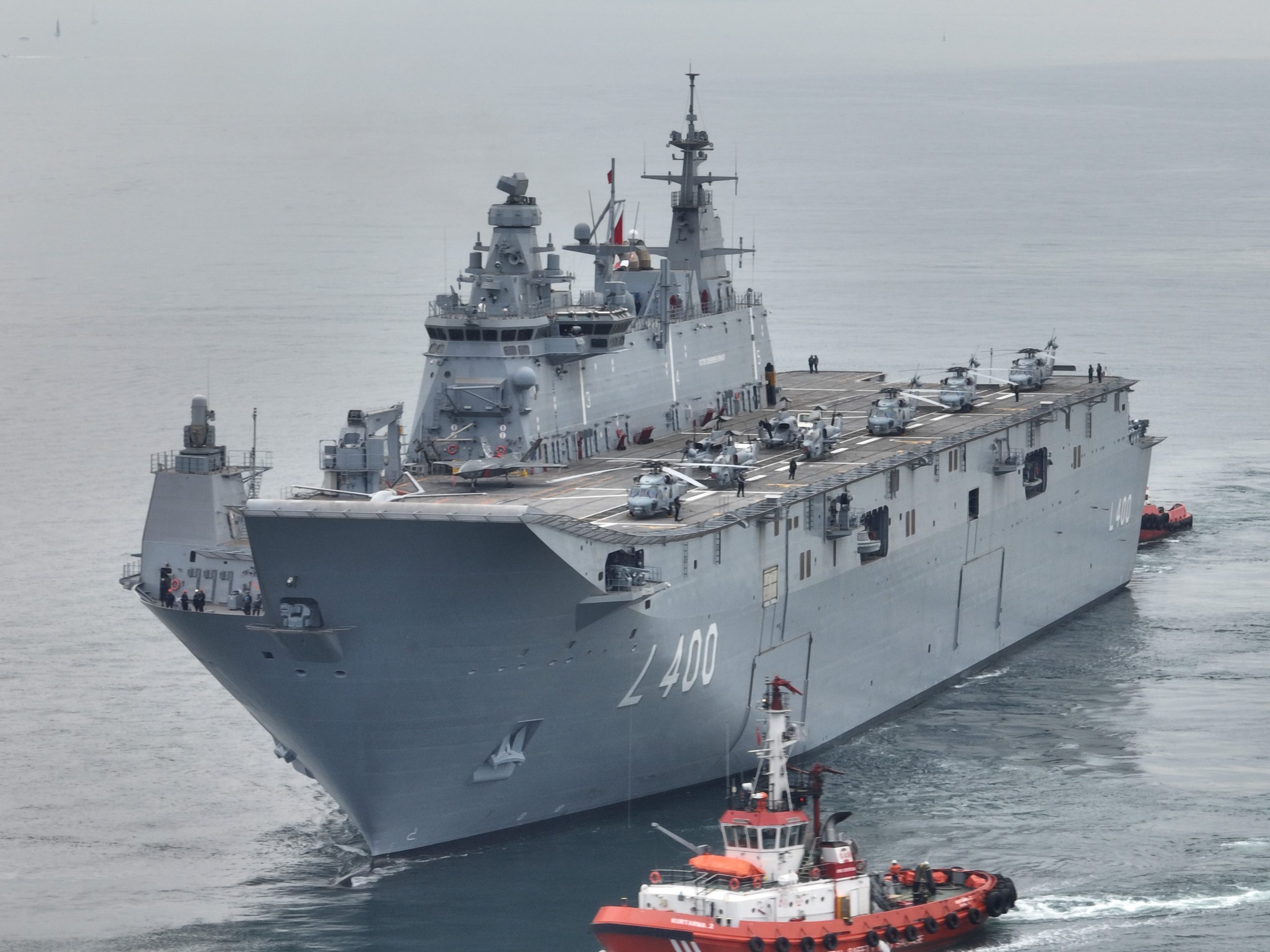 TCG ANADOLU SARAYBURNU'NA YANAŞTI DÜNYANIN İLK SİLAHLI İNSANSIZ HAVA ARACI (SİHA) GEMİSİ DRON İLE GÖRÜNTÜLENDİ