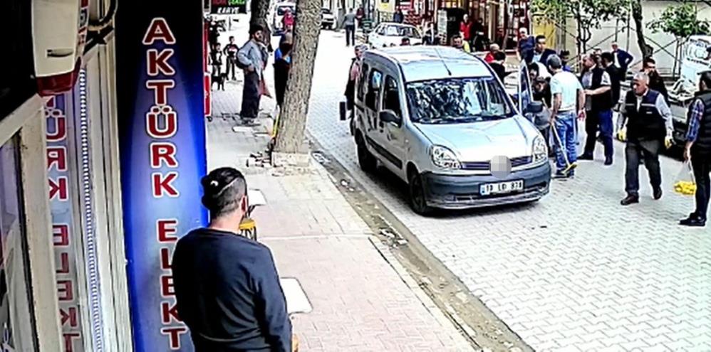 Balıkesir’de 7 yaşındaki çocuğun aracın altında kaldığı kaza kamerada