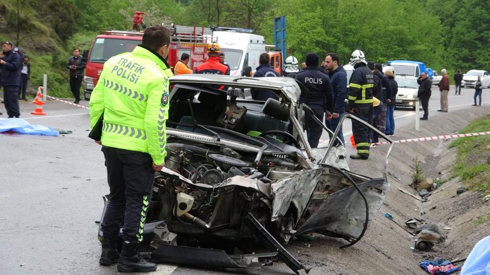 Tofaş hurdaya döndü: 3 ölü, 1 yaralı