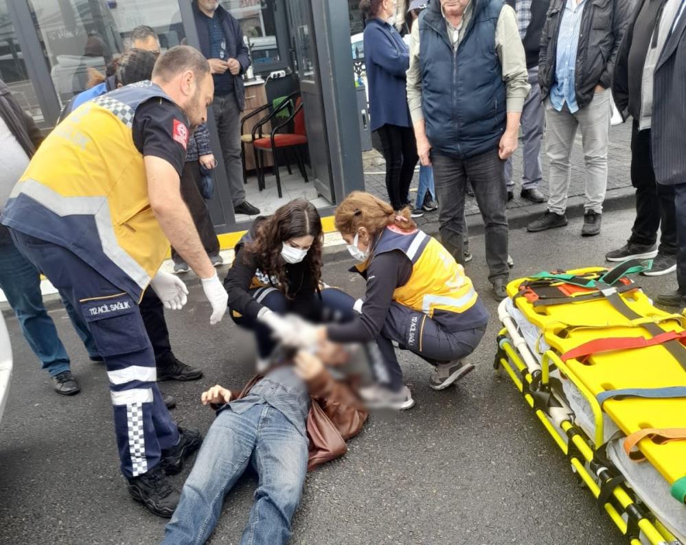 Minibüsün altında kaldı! Kaza an be an görüntülendi