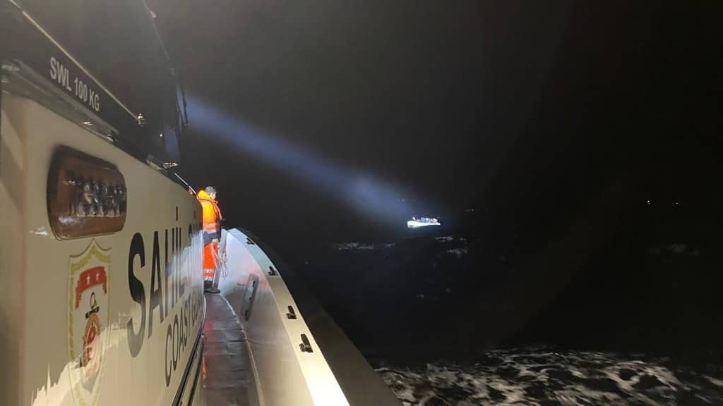 Ayvalık açıklarında 35 düzensiz göçmen kurtarıldı