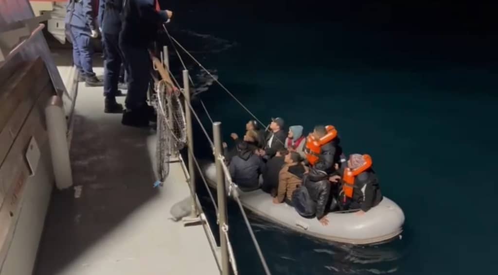 Ayvalık açıklarında 64 düzensiz göçmen kurtarıldı