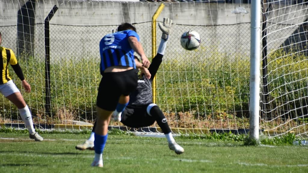 Balıkesir Büyükşehir Belediyespor ve Balya Belediyespor son maça bıraktı