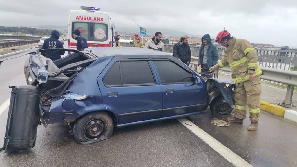 Bandırma'da trafik kazasında aracın motoru 25 metre uçtu