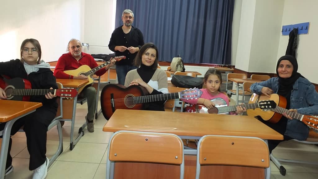 Burhaniye’de gitar kursu başladı
