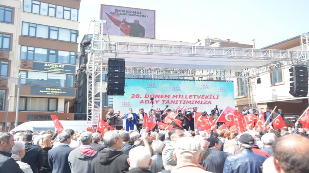 CHP aday tanıtım töreninde ilginç reklam Ben Kemal, zaten buradayım