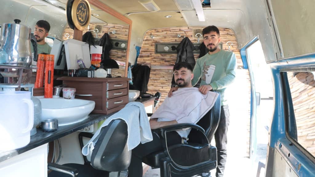 Deprem iş yerini yıktı, yılmadı minibüs alıp işine devam etti