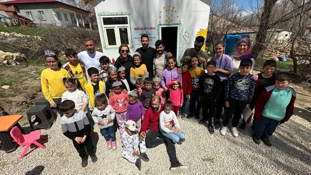 Depremzede çocukların yüzünü güldürdüler