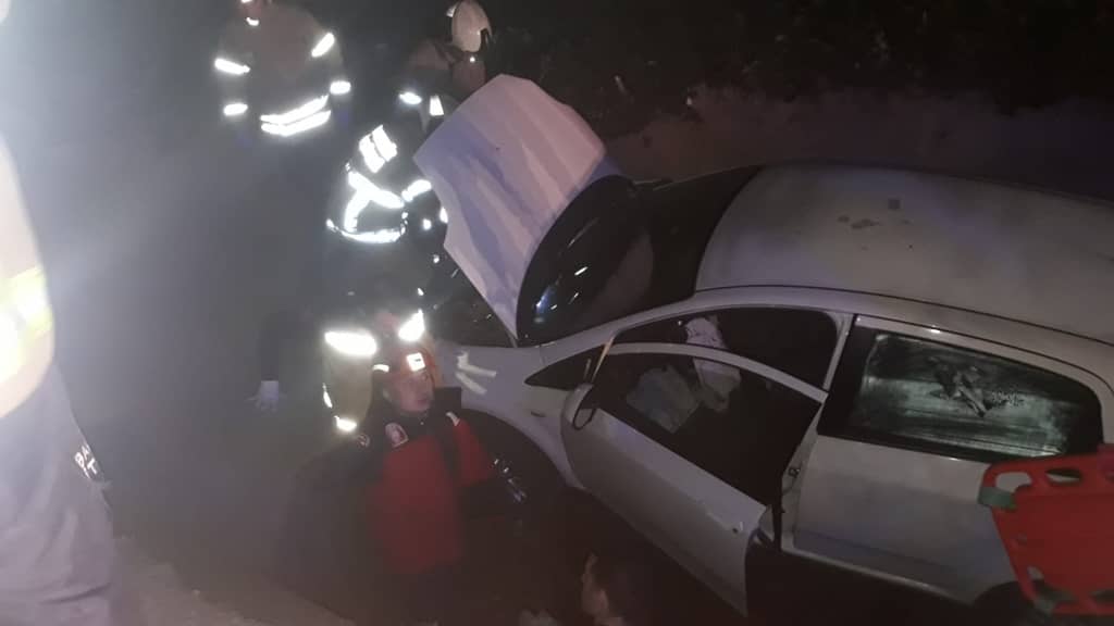 Direksiyon hakimiyetini kaybetti yağmur kanalına düştü