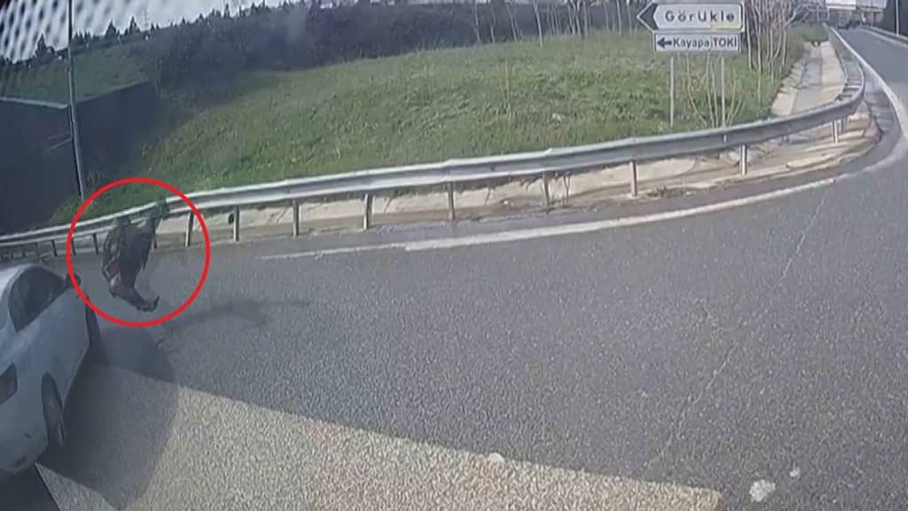 'Dur' ihtarına uymayan şüpheli aracıyla polise çarpıp kaçtı