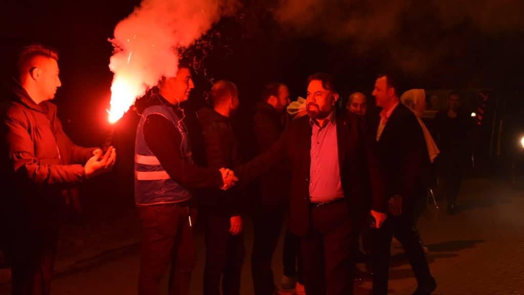 Ak Parti meşalelerle karşılandı