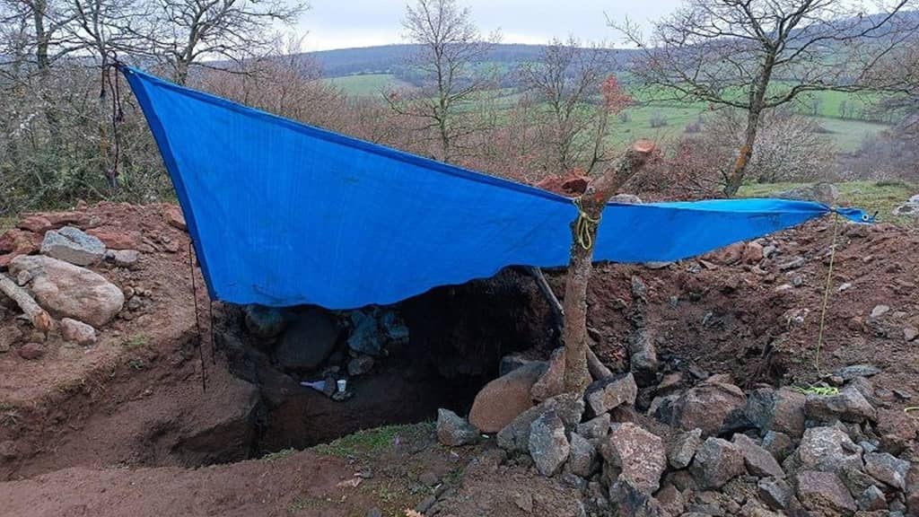 Kaçak kazı yapan 3 kişiye suçüstü