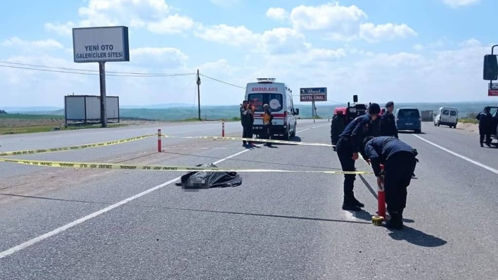Kamyon ile traktörün arasında sıkışan genç hayatını kaybetti