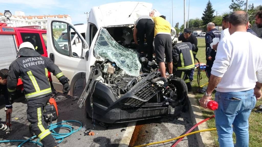 Kamyona arkadan çarpıp sıkışan sürücü için can pazarı kuruldu