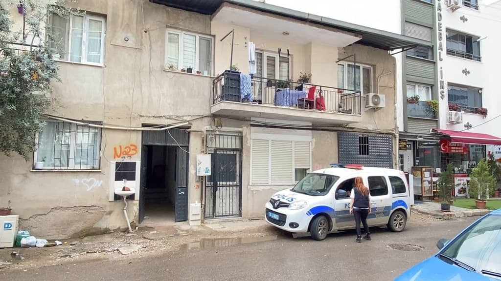 Kapıyı yüzüne kapatan komşusuna sinirlenip öldürdü