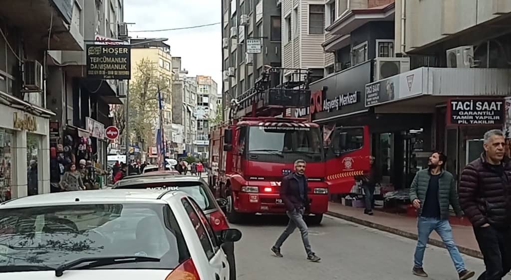 Korkutan duman iş merkezini boşalttırdı