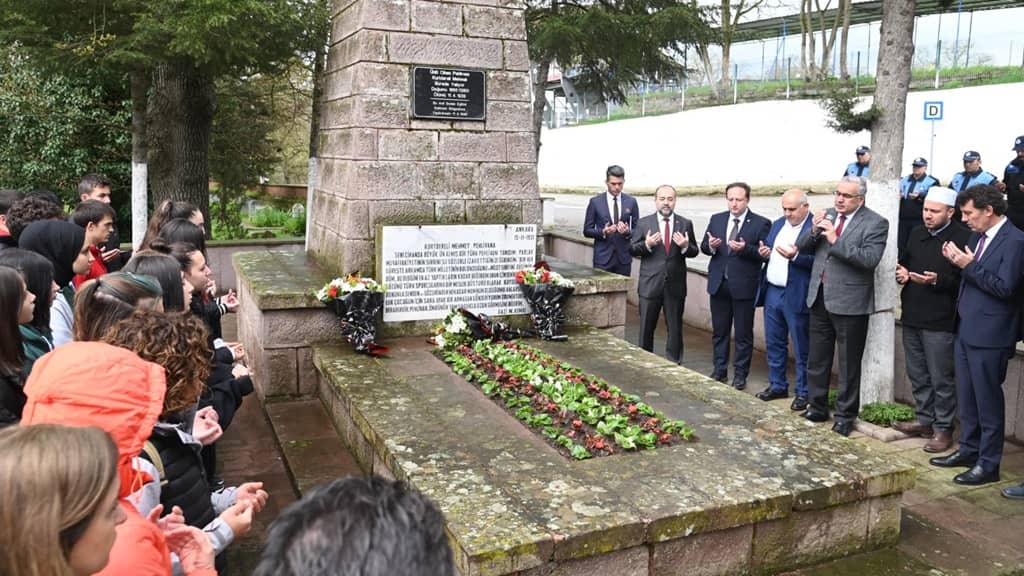 Kurtdereli Mehmet Pehlivan mezarı başında anıldı