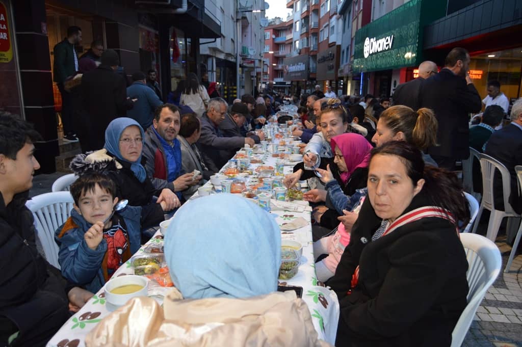 Mobilyacılardan sokak iftarı