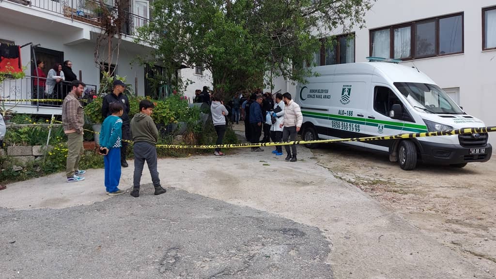 Önce annesini sonra kardeşini öldürdü, ardından intihar etti