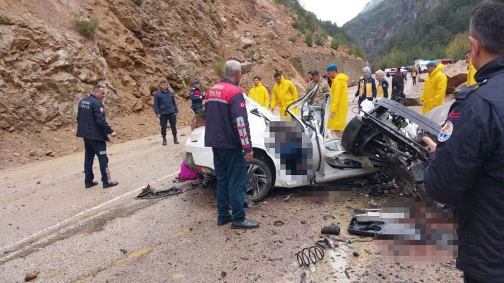 Otomobilin üzerine kaya parçası düştü 4 ölü