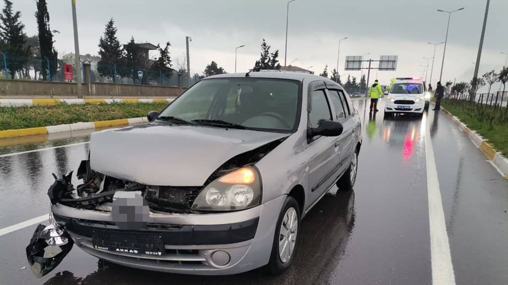 Otoyolda su birikintisi zincirleme kazaya neden oldu