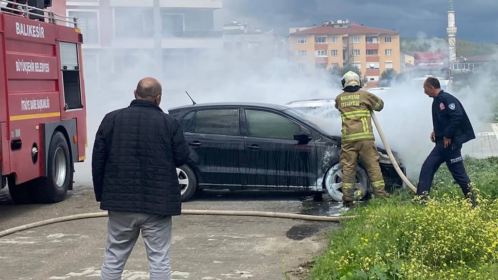 Park halindeki otomobilde yangın çıktı