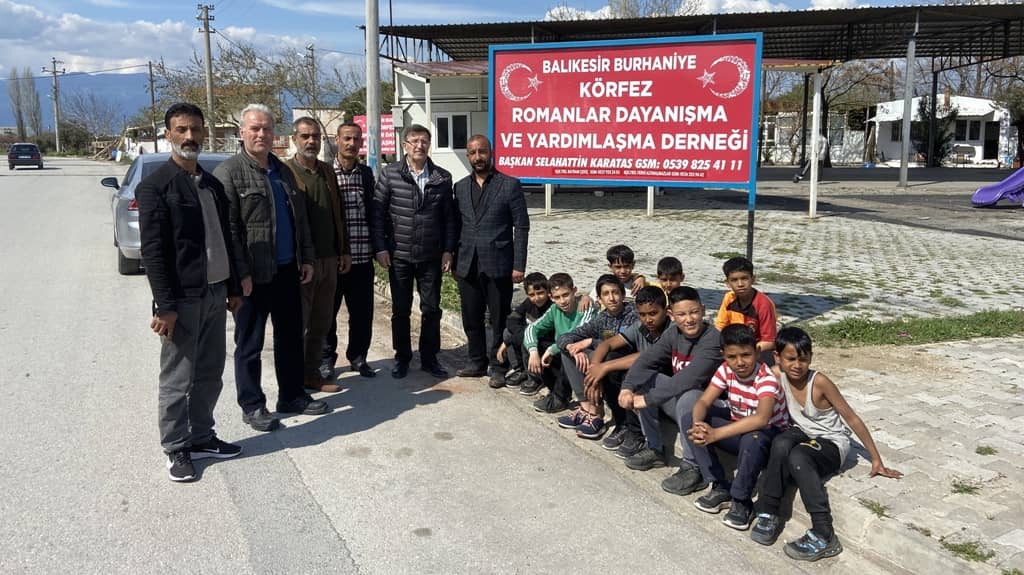 Romanlar AK Partilileri çiçeklerle karşıladı