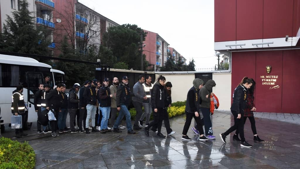 Siber çeteye operasyon: 16 gözaltı
