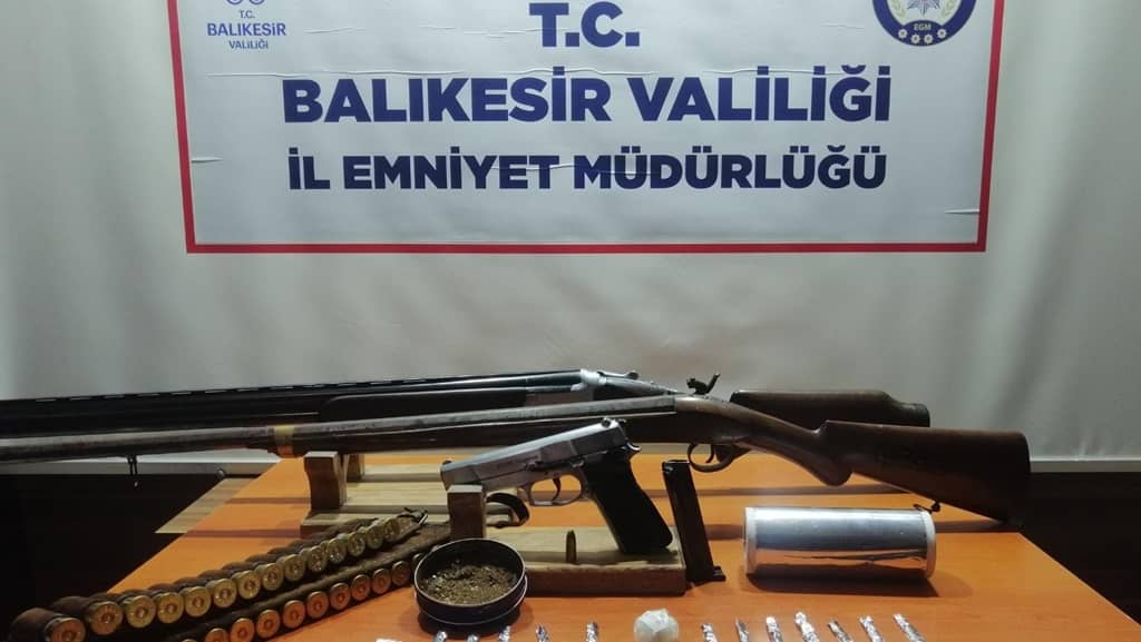 Silah ve uyuşturucu ele geçirildi