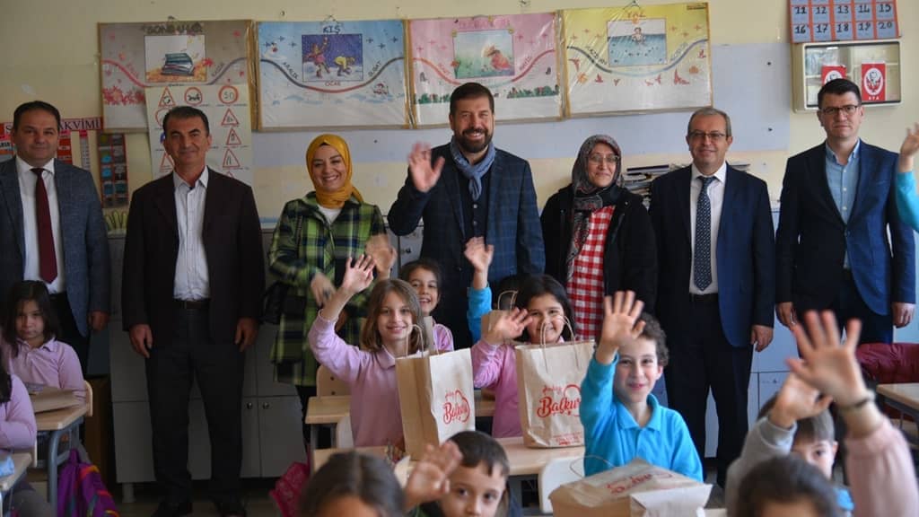 Sındırgılı minikler depremzedeler için yardım topladı