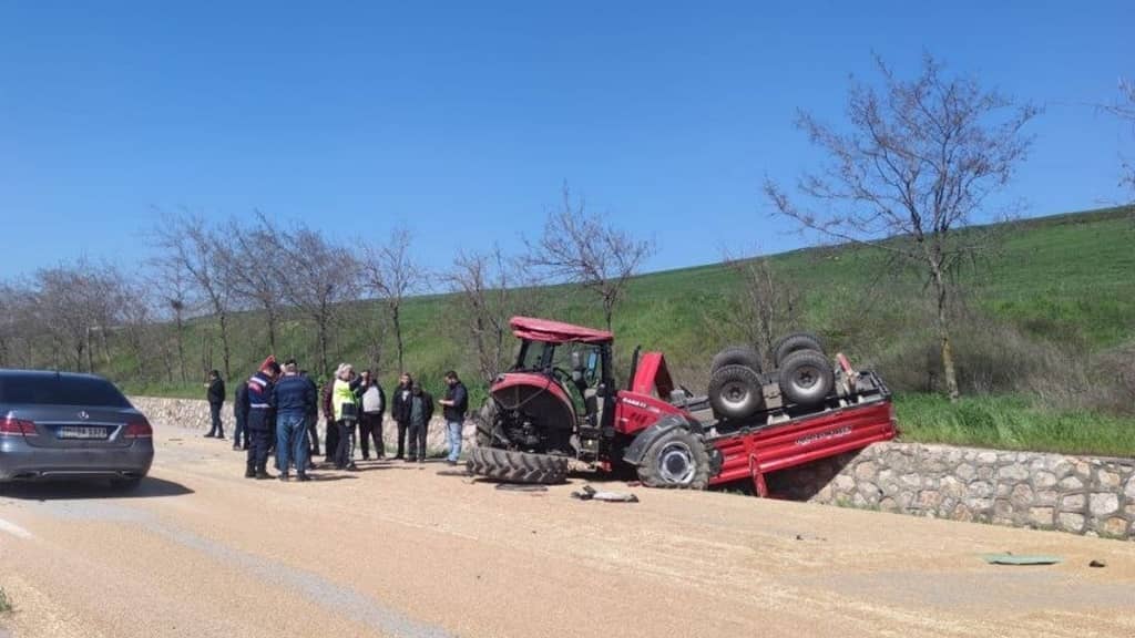Traktör ile kamyon çarpıştı 1 kişi ağır yaralandı