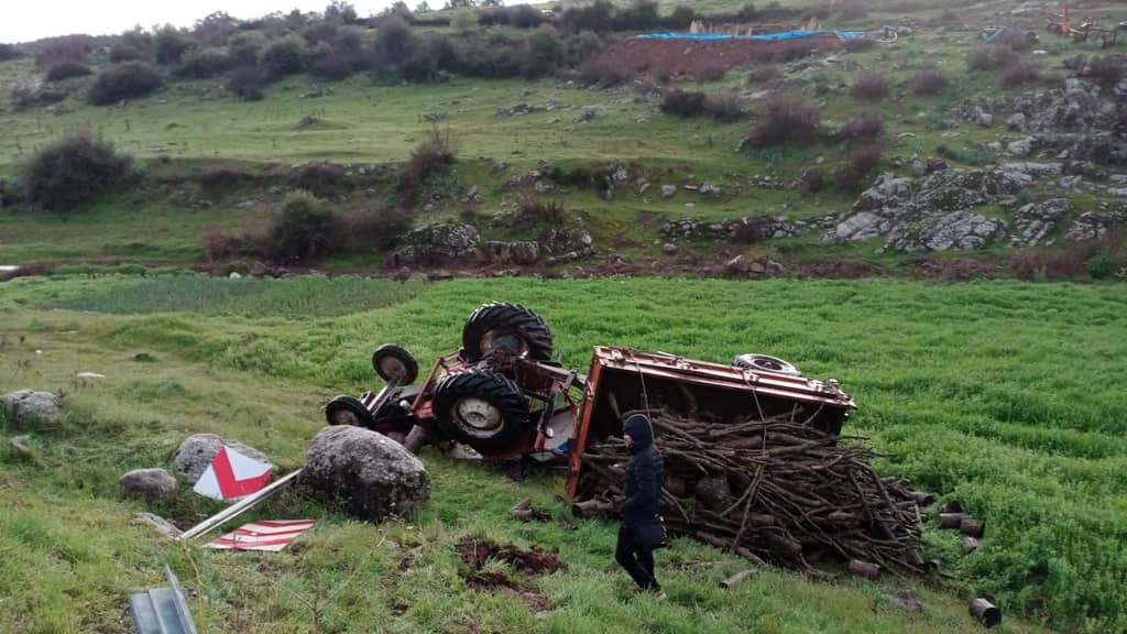 Traktör yoldan çıktı 1 ölü
