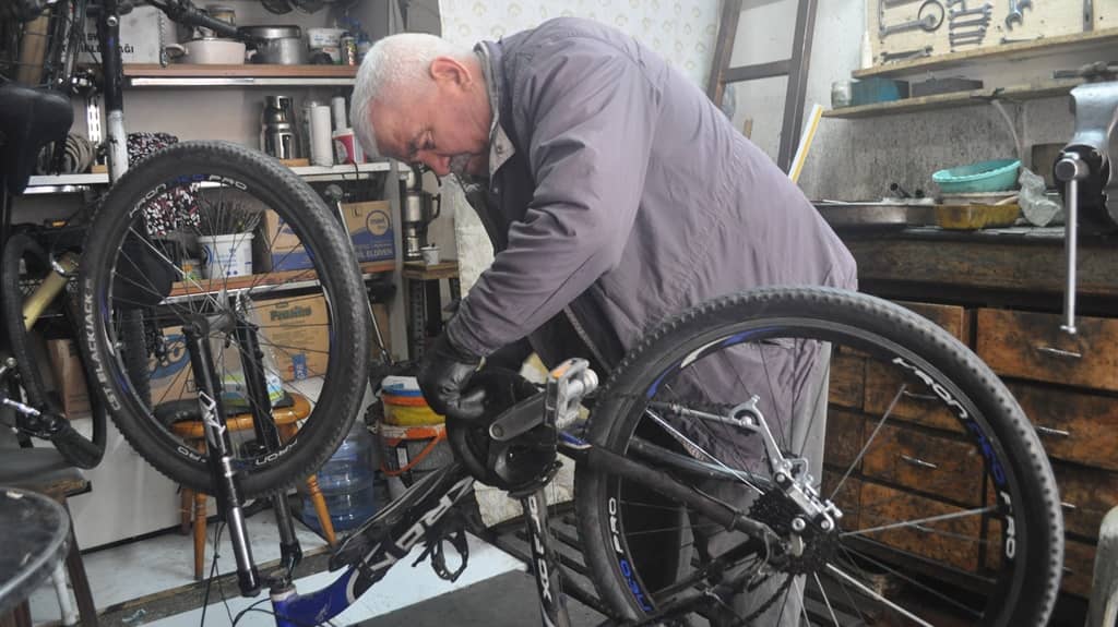 Yaz kış demeden 60 yıldır bisikletle geziyor