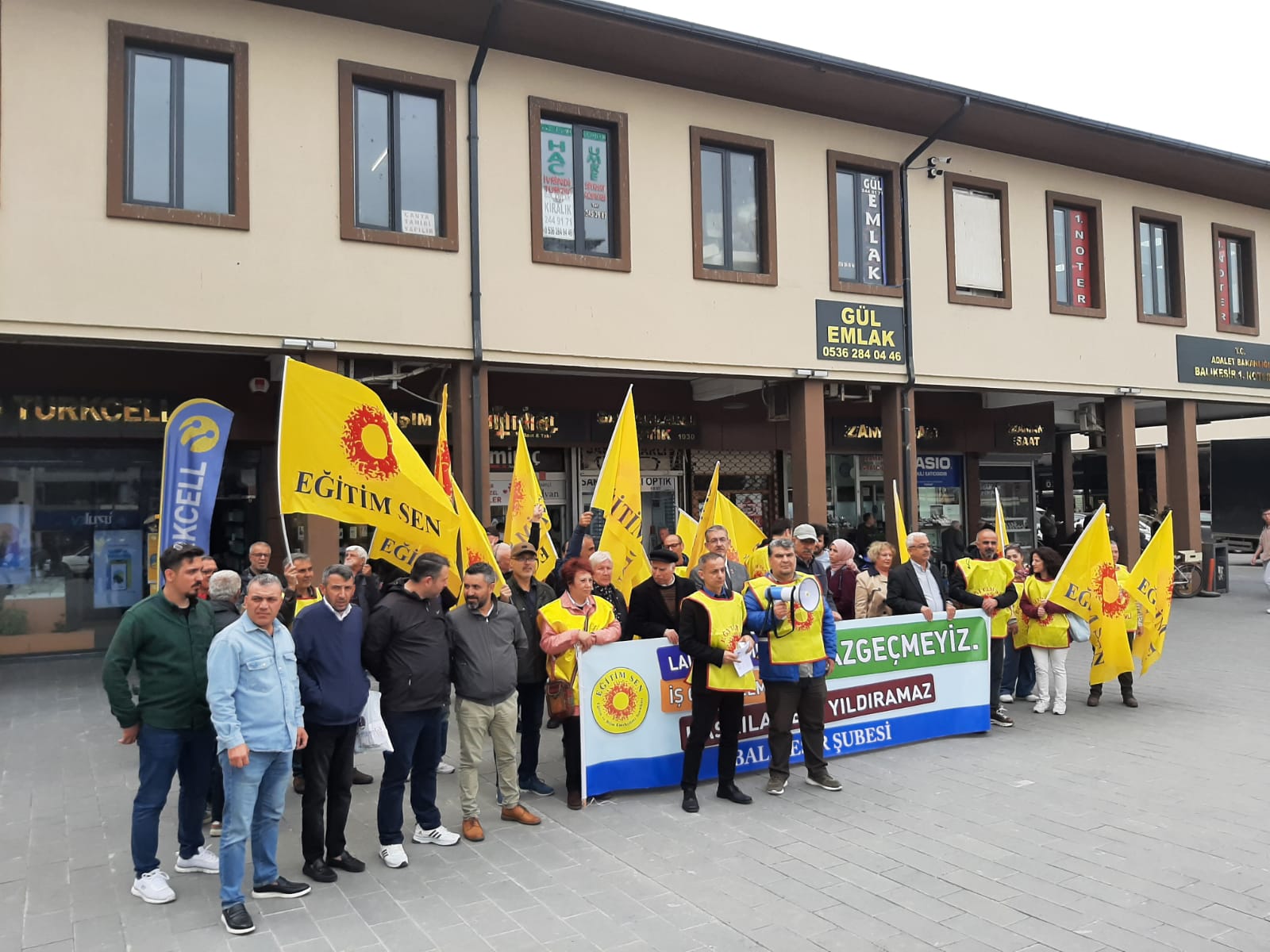 Eşit işe eşit ücret istediler