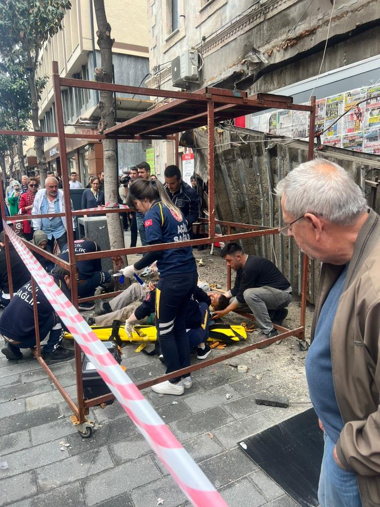 İşçilerin çalıştığı binada tente çöktü