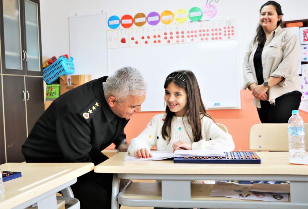 Jandarma görme engelli miniklerin gönüllerine dokundu