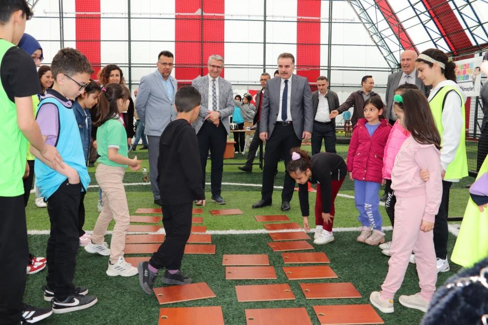 Depremzede öğrencilere çocuk şenliği