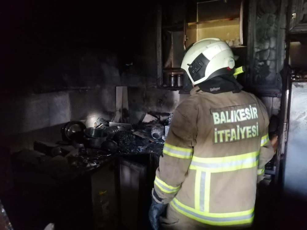 Yanan ev kullanılamaz hale geldi