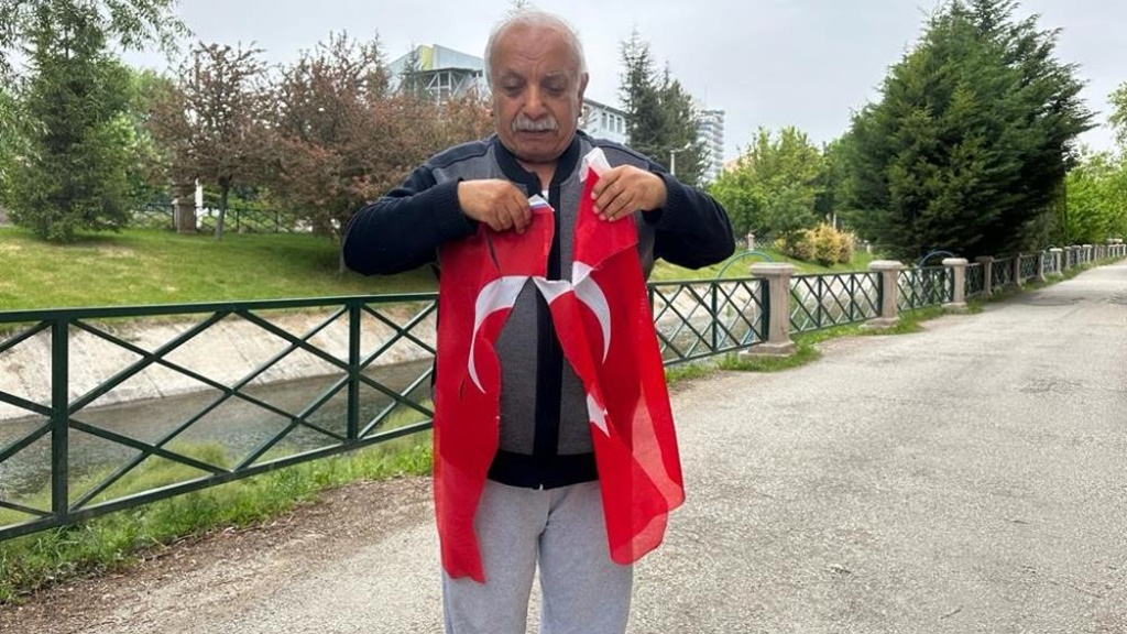 Türk bayrağına ve depremzedeye çirkin saldırı