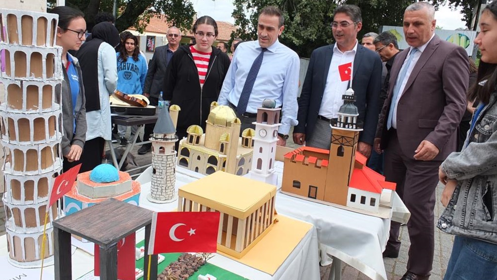 Öğrencilerin eserleri sergilendi