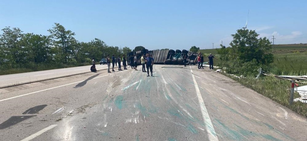 Koskoca tır devrildi