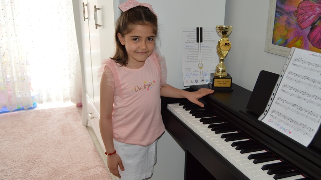 GÜLCE AKÇIL