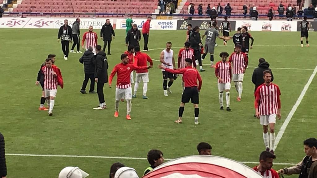 Susurlukspor'u 1-0 mağlup eden Etispor Bölgesel Amatör Lig'deki yerini korudu
